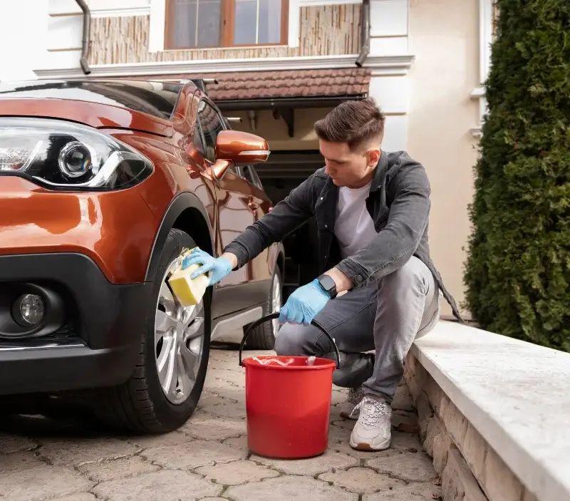Lavage auto à domicile Lugan : professionnel intervenant sur un véhicule